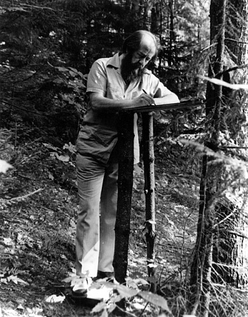 За самодельным столиком-пюпитром в лесу