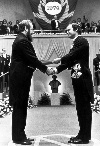 Церемония вручения Нобелевской премии. Стокгольм, 10 декабря 1974