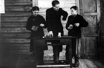 Кружок электротехники в Мезиновской школе. 1956/1957