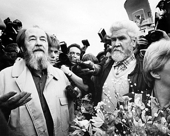 С другом Борисом Можаевым. Владивосток, 28 мая 1994